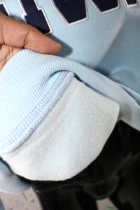 Sudadera HONEYCOMBS SKY BLUE con cuello alto, 100% azul, con apliques bordados, cuello ancho, hilos finos - Product Image 5