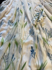 ผ้าจอร์เจตต์เนื้อนุ่มสำหรับชุด RTW ดีไซน์หรูหรา ลายดอกไม้พิมพ์ลายด้วยมือ ความยาวระดับข้อเท้า ชุดเลเฮนกาโชลีแบบกลับด้านได้สำหรับงานแต่งงาน สไตล์อินเดีย - Product Image 5