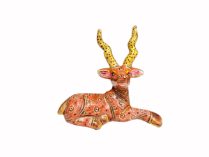NIRMALA ARTISANAT - Statue de cerf assis moderne en bois sculpté à la main, à poser au sol, brun, émail terracotta, motif tacheté, décoration renne - Product Image 3