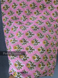 ผ้าพิมพ์ลายดอกไม้สีชมพูแบบแฮนด์บล็อก ขายเป็นหลา ผ้าฝ้ายแคมบริก 100% ลายพิมพ์จากเมืองชัยปุระ ประเทศอินเดีย เหมาะสำหรับชุดฤดูร้อนและการตัดเย็บ - Product Image 4