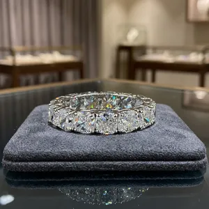 Bague éternelle de luxe en or 18 carats avec diamants taille coussin pour femme – Bijoux de mariage, de fiançailles et d'anniversaire en or de qualité supérieure - Product Image 6