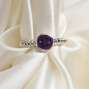 Bague de fiançailles classique en améthyste naturelle, argent sterling 925 plaqué or blanc, pierre précieuse violette, pierre de naissance - Product Image 1
