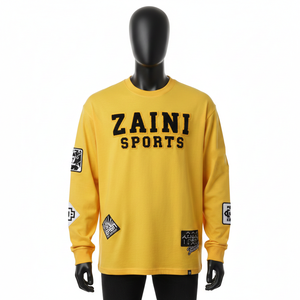 Camiseta de manga larga para hombre, de algodón jersey grueso GSM, color amarillo mostaza, con aplique bordado y logotipo, estilo streetwear. - Product Image 1