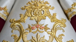 Vestimenta Mariana de Satén Blanco de Alta Calidad con Bordado de Hilo Dorado, Túnica Religiosa Hecha a Mano para Iglesia - Product Image 2