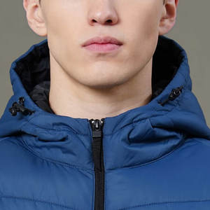 Veste d'hiver matelassée pour homme, conçue pour un confort optimal par temps froid, avec capuche et design de rétention de chaleur. - Product Image 6