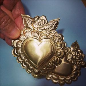 Placa Decorativa de Pared con Sagrado Corazón en Latón Antiguo con Rayos Brillantes, Ex Voto Católico, Artesanía Metálica Hecha a Mano - Product Image 4