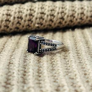 Bague Bohème en Laiton Plaqué Argent avec Améthyste Solitaire et Halo de Pierres Précieuses pour Femme, Vente en Gros - Product Image 5