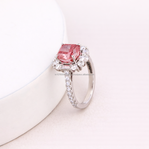 Anillo de Compromiso Moderno con Moissanita de Diseño Único para Mujer, con Apariencia Chic y Elegancia Duradera, Disponible al Mejor Precio - Product Image 5