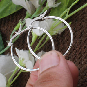 Pendientes Colgantes Vintage Hechos a Mano en Plata de Ley 925 para Bodas, Aniversarios y Fiestas - Product Image 2