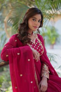 Las más hermosas colecciones de vestidos Anarkali de material Georgette con efecto de flores, para bodas de estilo indio-pakistaní con adornos elaborados. - Product Image 5