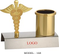 Elegante Trofeo Portátil de Metal Fundido a Presión con Acabado Cromado, Placa con Nombre Grabada con Láser e Impresión UV, y Organizador de Escritorio