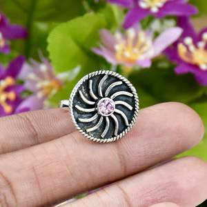 Anillo de plata de ley 925 vintage con circonita cúbica rosa natural en espiral, anillo ajustable con gema minimalista para mujer. - Product Image 2