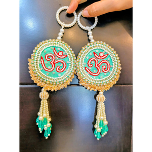 Pendentif de porte traditionnel avec symbole Om |   Décoration murale spirituelle Gota Patti avec des pompons en perles |   Cadeaux et souvenirs de mariage indiens - Product Image 6