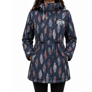 Chaqueta Larga de Lujo para Mujer con Exterior Impermeable, Interior de Forro Polar Suave, Capucha Ajustable y Estilo Urbano Moderno - Product Image 1
