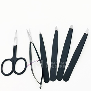 Pinza para cejas RMI High Product Silver Tip con punta inclinada de acero inoxidable, ligera, con recubrimiento en polvo negro y color plateado. - Product Image 2