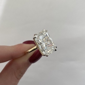 Bague de fiançailles solitaire en or bicolore 14K avec diamant de laboratoire taille radiant de 11,06 carats, sertie de griffes, personnalisable en gros - Product Image 2
