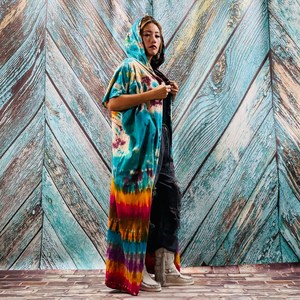 Kimono long pour femme à col en V profond, motif tie-dye traditionnel, style bohème, coupe classique, en viscose/coton écologique, idéal pour les festivals 1 - Product Image 3