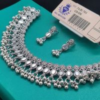 Collier ras-de-cou imitation argent avec perles pendantes à motif floral et boucles d'oreilles assorties pour tenue ethnique festive traditionnelle