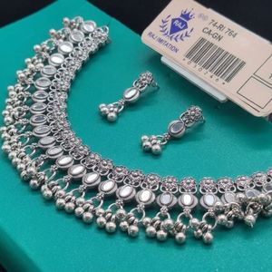 Collier ras-de-cou imitation argent avec perles pendantes à motif floral et boucles d'oreilles assorties pour tenue ethnique festive traditionnelle - Product Image 1
