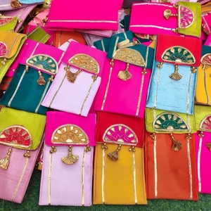 Pochette pour téléphone portable en soie ethnique artisanale avec travail Gota Patti, sac bandoulière traditionnel en tissu artisanal pour femmes - Product Image 1