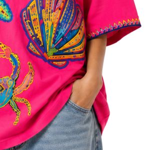 เสื้อยืดโอเวอร์ไซส์สีชมพูสดใส พิมพ์ลายมหาสมุทรหลากสีสัน สไตล์ลำลอง ผ้าฝ้าย สตรีทแวร์ ใส่สบายช่วงฤดูร้อน ทรงหลวม รับผลิตตามแบบ OEM ODM ขายส่ง - Product Image 6