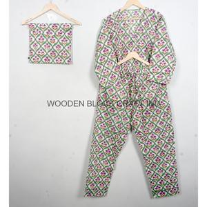 Conjunto de Pijama Unisex de Manga Larga con Cuello en V, 100% Algodón, para Varias Temporadas, Estampado Digital, Suave, para Otoño y Primavera - Product Image 2