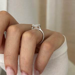 Bague de fiançailles en or blanc 14 carats avec diamant de laboratoire taille émeraude 2 carats F VVS2, sertissage halo, taille émeraude est-ouest, certifiée IGI - Product Image 5