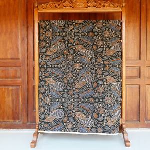 Tela de Algodón Batik Tulis Indonesiana Hecha a Mano con Diseño Tradicional Cohong de Pavo Real, Color Negro Sogan, Textil Premium - Product Image 4