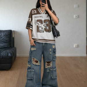 Camiseta Deportiva Moderna Personalizada con Pedrería Rosa Brillante, Camiseta con Cuello en V y Gráficos de Pedrería con Número Personalizado, Camiseta de Fútbol Americano - Product Image 5