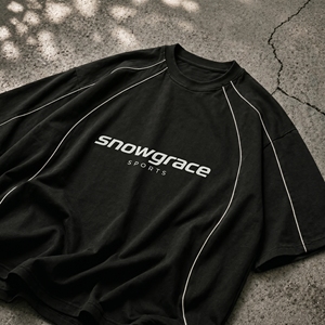 Camiseta de Manga Corta Extra Grande para Hombre Snowgrace con Ribete en Contraste, Estilo Deportivo, Tejido Jersey, Cuello Redondo, Diseño con Letras Impresas - Product Image 3