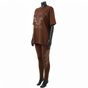 ชุดเสื้อยืดและเลกกิ้งสีน้ำตาลสำหรับผู้หญิง ผ้าฝ้ายผสมโพลีเอสเตอร์ยืดหยุ่นคุณภาพสูง พร้อมลายปักคริสตัลแบบรีดร้อนตามสั่ง ชุดสำหรับผู้หญิง - Product Image 4