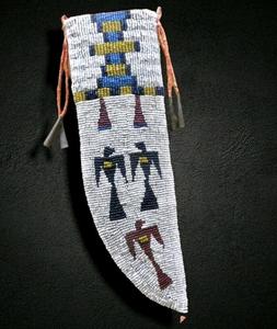 Étui à couteau fait main en perles avec motif bleu et blanc et décorations à franges - Product Image 1