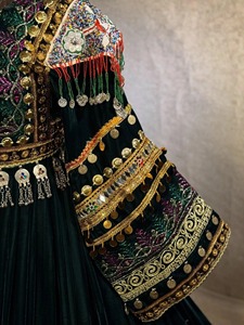 Vestido largo tradicional afgano con vibrante bordado de mosaico, falda acampanada de longitud completa y trabajo con espejos. - Product Image 5