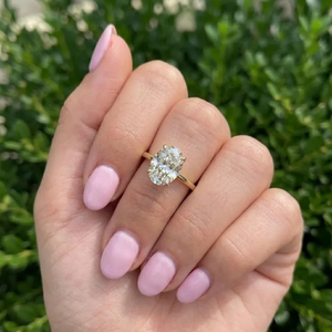 Anillo de Compromiso Solitario con Diamante Cultivado en Laboratorio de Corte Ovalado de 2 Quilates, VVS2, Certificado por IGI, Chapado en Oro, Diseño Minimalista para Boda - Product Image 3