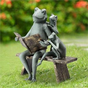 Sculpture de grenouilles en métal faites à la main pour jardin extérieur, famille de grenouilles lisant sur un banc, ornement décoratif, finition patine verte antique - Product Image 1