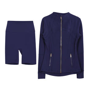 Ensemble de yoga et de fitness pour femmes professionnelles, haut à manches longues à col montant et short extensible, tenue de sport - Product Image 1