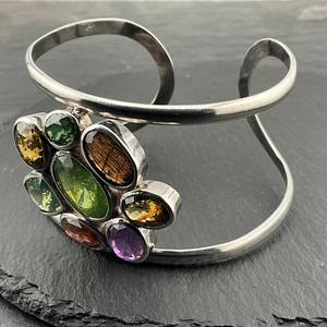 Brazalete Torcido Floral de Plata de Ley con Circonitas Cúbicas Multicolores, Estilo Vintage, Hecho a Mano, Joyería Elegante - Product Image 4