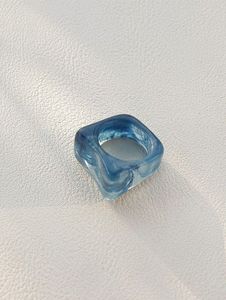 Bague en résine époxy faite à la main, forme irrégulière, sculpture artistique, ton bleu, personnalisable, cadeau de mariage tendance - Product Image 1