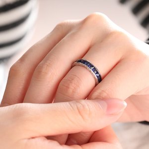 แหวนเพชรทรงปรินเซสคัทสีน้ำเงินแซฟไฟร์ 3 มม. ทองคำขาว 14K ประดับเพชรแบบ Eternity หรูหรา ลายข้าวสาลีสลักด้วยมือ สำหรับงานแต่งงาน - Product Image 1