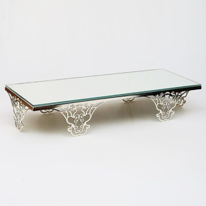 Plateau à gâteau rectangulaire en verre avec base en métal ornée pour la présentation de desserts, accessoire de décoration intérieure, centre de table - Product Image 1
