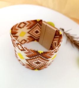 Bracelet manchette perlé fait main à motif géométrique aux tons terreux et accents jaunes, accessoire de mode - Product Image 2