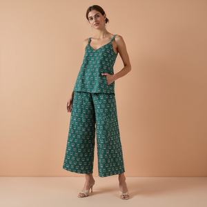 Ensemble de salon à fleurs vertes et blanches pour femmes, camisole et pantalon de pyjama décontracté avec poches. - Product Image 3