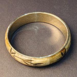 Brazalete de Hueso Tallado con Intrincado Diseño Floral de Rayos de Sol – Pulsera Artesanal Detallada con Grabado Inspirado en la Naturaleza – Hueso Étnico Vintage - Product Image 3