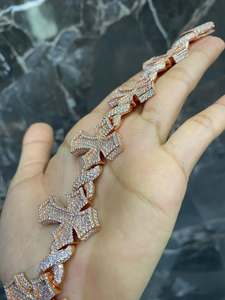 จี้ห้อยคอเงินแท้คุณภาพสูง รับรองโดย IGI ประดับเพชรโมอิสซาไนต์ทรงบริลเลียนต์ ตัวเรือนแบบช่อง สำหรับงานปาร์ตี้และงานแต่งงาน เหมาะสำหรับทั้งชายและหญิง - Product Image 4