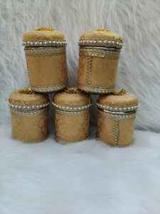 Boîte à laddu en tissu Banarasi avec travail Gota |   Boîte de cadeaux et de fruits secs pour mariage, Haldi, Mehendi, Sangeet, Nikah |   Boîte Shagun - Product Image 3