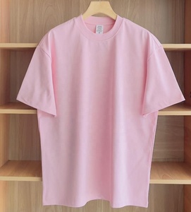เสื้อยืดโอเวอร์ไซส์เนื้อหนาแบบเรียบ พร้อมโลโก้แบรนด์แบบกำหนดเอง ป้ายและฉลากส่วนตัว |   เสื้อสตรีทคอสูงทรงหลวมพรีเมียม - Product Image 4