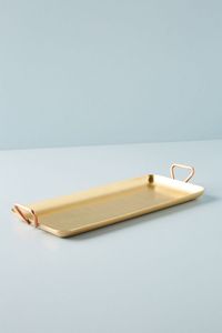 Plateau de service décoratif doré tendance avec poignées pour une utilisation moderne en cuisine et salle à manger, design élégant pour la table et la décoration de la maison - Product Image 3