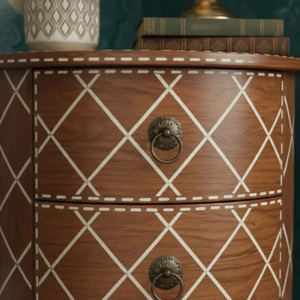 Table de chevet ronde traditionnelle en bois avec incrustations blanches, 3 tiroirs, style antique, meubles de chambre à coucher faits à la main - Product Image 3