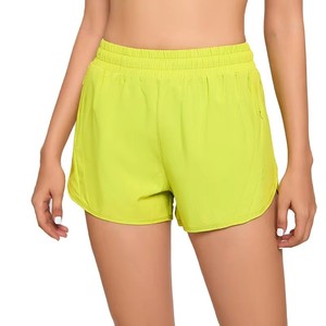 Shorts de sport pour femmes OEM à taille haute, noirs, en tricot extensible à séchage rapide, avec design drapé et taille élastique - Product Image 3