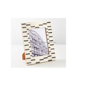 Cadre photo en bois avec finition polie lisse qui ajoute du charme à la table de chambre ou au bureau - Product Image 4